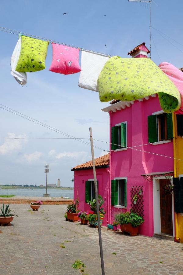 Night Galleria Holiday Home - Bed & Art In Burano - The Pink House المظهر الخارجي الصورة