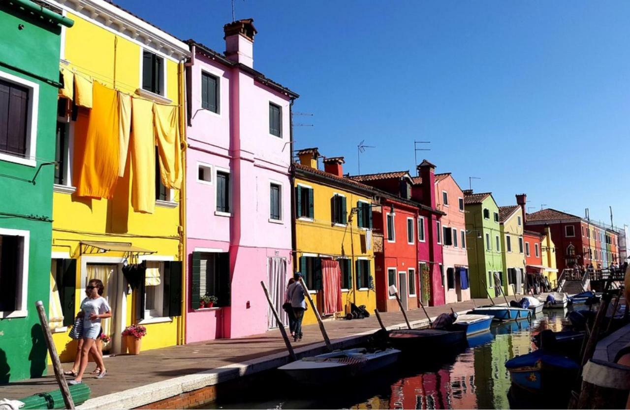 Night Galleria Holiday Home - Bed & Art In Burano - The Pink House المظهر الخارجي الصورة