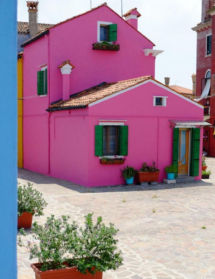Night Galleria Holiday Home - Bed & Art In Burano - The Pink House المظهر الخارجي الصورة